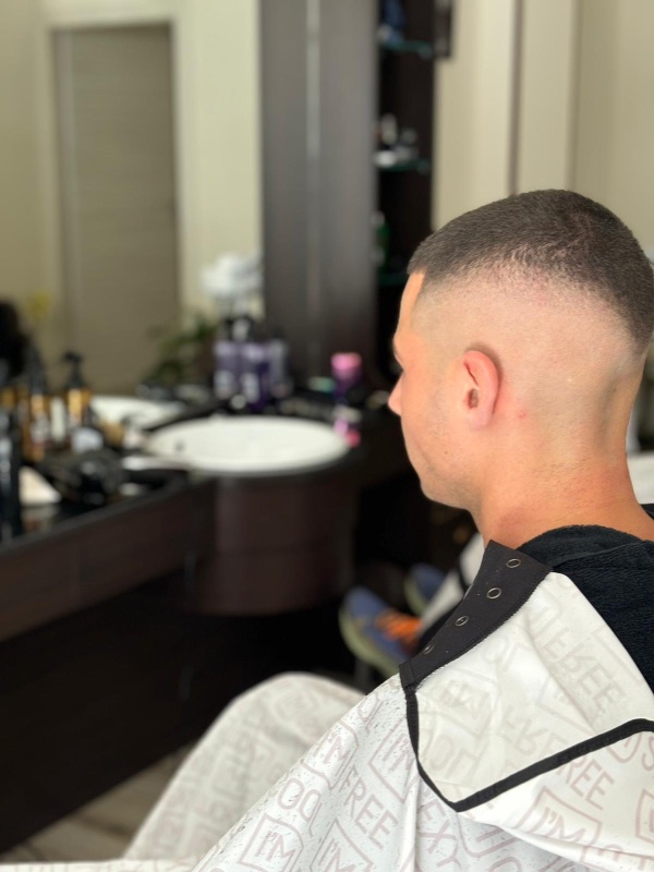 Taglio corto con sfumatura pulita realizzato da A&G Barbers a Viareggio