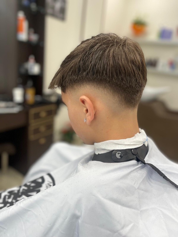 Taglio crop con fade per ragazzo realizzato da A&G Barbers