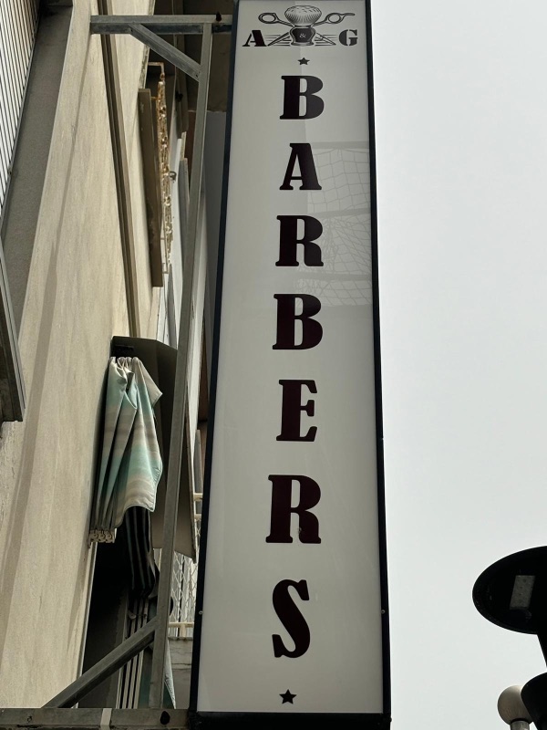 L’insegna esterna A&G Barbers a Viareggio