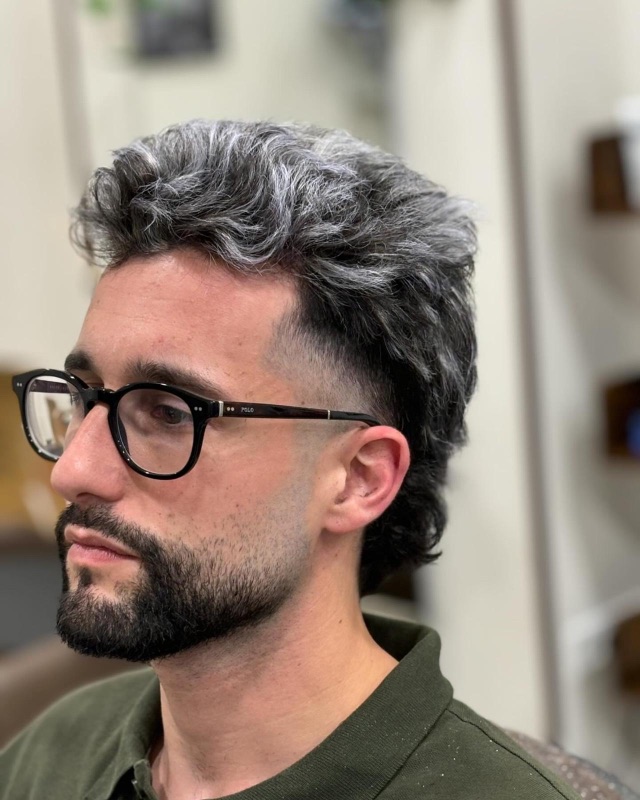 Taglio texturizzato con sfumatura e barba definita realizzato da A&G Barbers