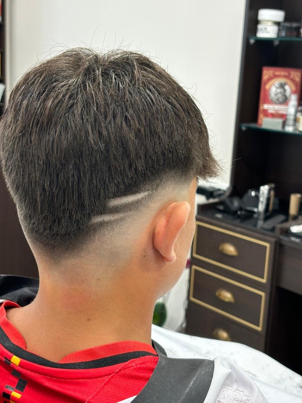 Hair tattoo a doppia linea eseguito da A&G Barbers a Viareggio