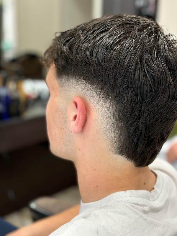 Low fade con lunghezze texturizzate realizzato da A&G Barbers a Viareggio