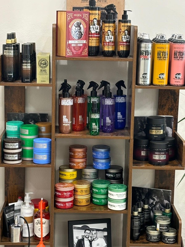 Prodotti professionali per capelli e barba esposti nella barberia A&G