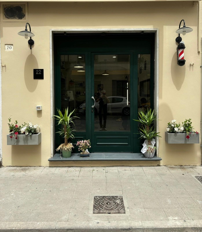 La facciata reale di A&G Barbers in Via Regia 22 a Viareggio